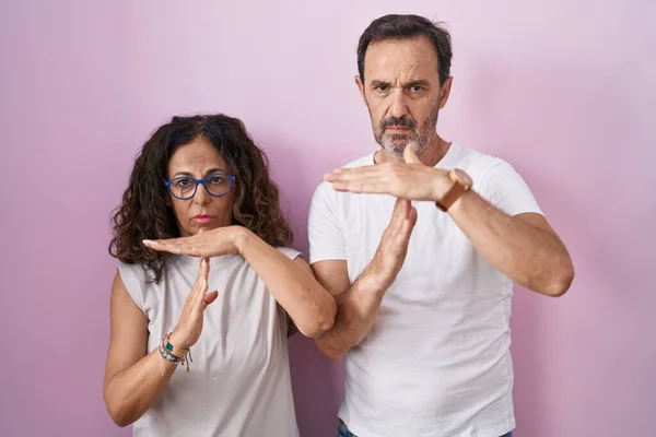 Middelbare Leeftijd Hispanic Paar Samen Roze Achtergrond Doen Time Out — Stockfoto