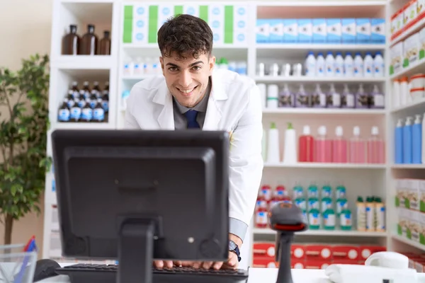Joven Farmacéutico Hispano Sonriendo Confiado Usando Computadora Farmacia —  Fotos de Stock