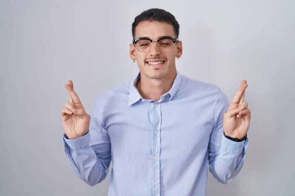 Bonito Hispânico Vestindo Roupas Negócios Óculos Gesticulando Dedo Cruzado Sorrindo — Fotografia de Stock
