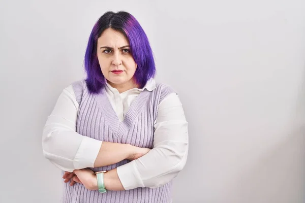 Плюс Размер Женщины Остроумие Фиолетовые Волосы Стоящие Белом Фоне Скептически — стоковое фото