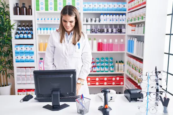 Fiatal Gyönyörű Spanyol Gyógyszerész Mosolygós Magabiztos Számítógép Gyógyszertárban — Stock Fotó