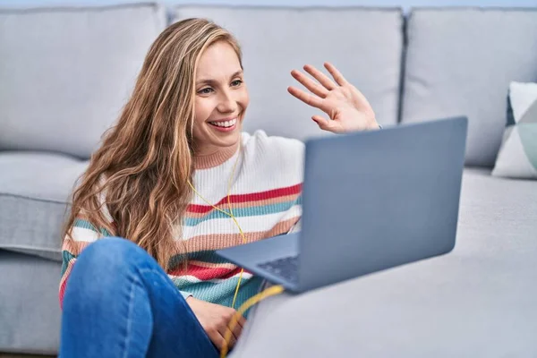 Jonge Blonde Vrouw Met Behulp Van Laptop Thuis Kijken Positief — Stockfoto