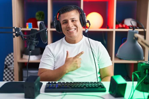 Genç Spanyol Adam Video Oyunları Oynuyor Neşeli Yüzünde Bir Gülümseme — Stok fotoğraf