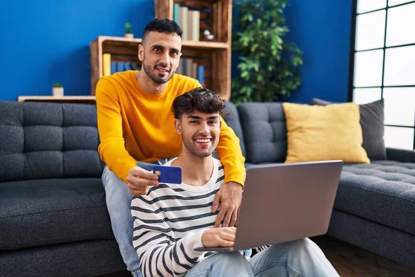 Casal Dois Homens Usando Laptop Cartão Crédito Sofá Casa — Fotografia de Stock