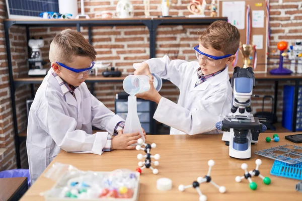Entzückende Jungenschülerin Gießt Labor Flüssigkeit Auf Reagenzglas — Stockfoto