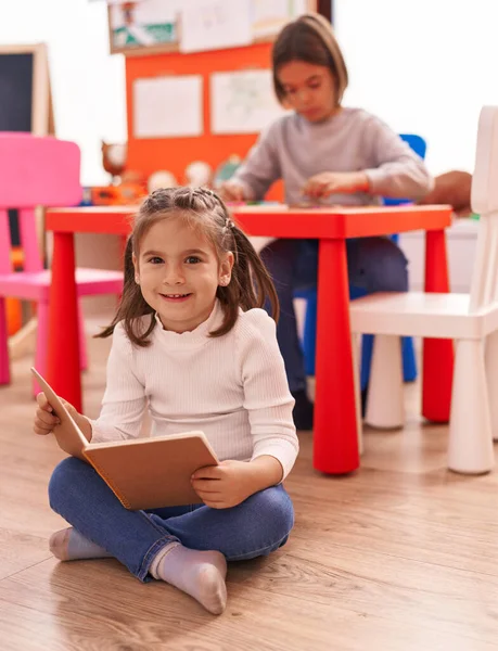 스러운 소녀는 유치원에서 테이블에 앉아서 자신있게 — 스톡 사진