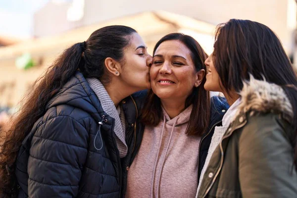 Tre Kvinnor Mor Och Döttrar Står Tillsammans Och Kysser Gatan — Stockfoto