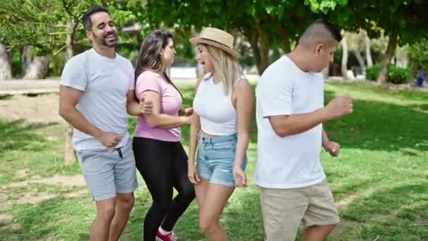 Grupo Pessoas Sorrindo Dança Confiante Parque — Vídeo de Stock