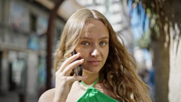 Jovem Loira Sorrindo Confiante Falando Smartphone Rua — Vídeo de Stock