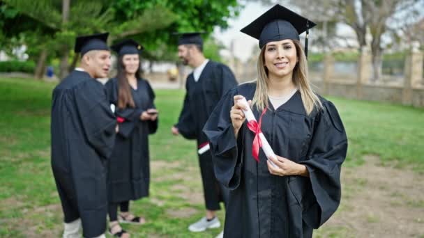 Bir Grup Öğrenci Üniversite Kampüsünde Birbirlerine Sarılarak Diploma Alarak Mezun — Stok video