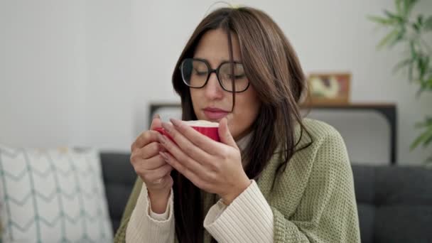 Jonge Mooie Spaanse Vrouw Ruiken Kopje Koffie Bedekking Met Deken — Stockvideo