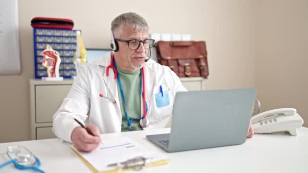 Médico Cabelos Grisalhos Meia Idade Tendo Consulta Médica Line Clínica — Vídeo de Stock