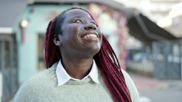 ストリートで自信を持って笑顔編組髪を持つアフリカの女性 — ストック動画