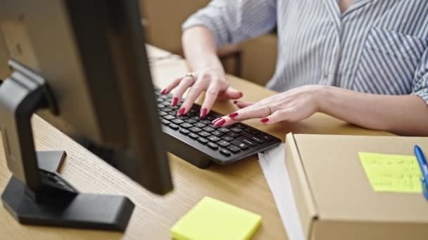 Mujer Rubia Joven Comercio Electrónico Trabajador Negocios Utilizando Computadora Trabajo — Vídeo de stock