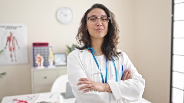 Jovem Bela Mulher Hispânica Médico Sorrindo Confiante Com Braços Cruzados — Vídeo de Stock
