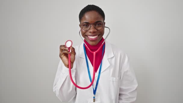 Αφροαμερικανή Γιατρός Χαμογελά Σίγουρος Κρατώντας Στηθοσκόπιο Πάνω Από Απομονωμένο Λευκό — Αρχείο Βίντεο
