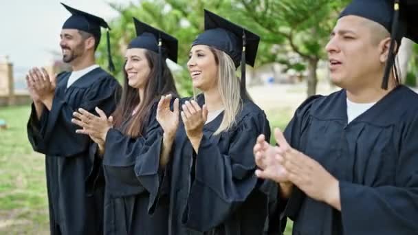 Groupe Personnes Étudiants Diplômés Applaudissements Applaudissements Applaudissements Sur Campus Universitaire — Video
