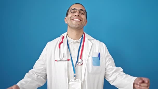 Dokter Muda Hispanik Tersenyum Percaya Diri Menunjuk Dengan Jari Jari — Stok Video