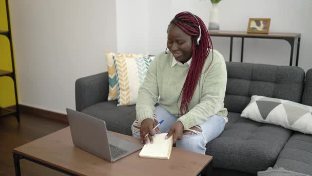 Afrikanerin Mit Geflochtenen Haaren Arbeitet Von Hause Aus Mit Laptop — Stockvideo