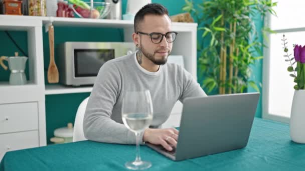 Spanyol Adam Yemek Odasında Dizüstü Bilgisayarla Masada Oturmuş Şarap Içiyor — Stok video