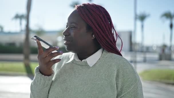 Mulher Africana Com Cabelo Trançado Enviando Mensagem Voz Com Smartphone — Vídeo de Stock