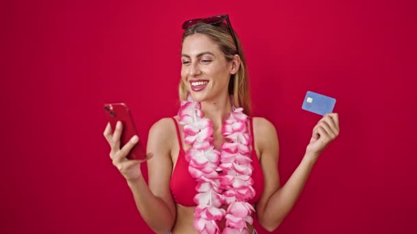 Mladá Blondýna Žena Sobě Bikiny Nakupování Chytrým Telefonem Kreditní Kartou — Stock video