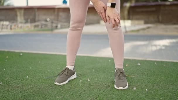 Jonge Blonde Vrouw Draagt Sportkleding Aanraken Knie Voor Letsel Het — Stockvideo