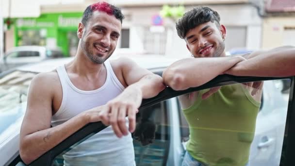 Dos Hombres Pareja Sonriendo Confiado Apoyado Coche Puerta Calle — Vídeos de Stock
