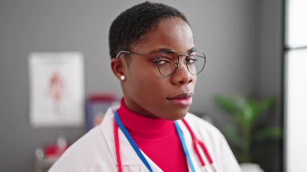 Африканская Американка Доктор Улыбается Уверенно Стоя Клинике — стоковое видео