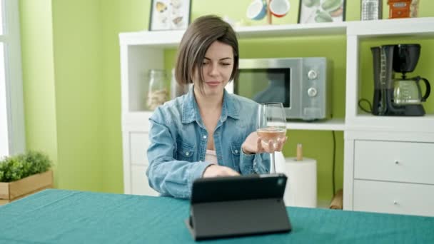 Joven Mujer Caucásica Viendo Película Touchpad Beber Vino Casa — Vídeo de stock
