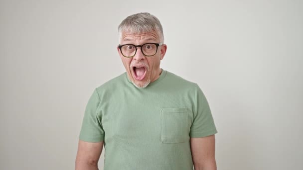 Orta Yaşlı Gri Saçlı Gülümseyen Kendine Güvenen Izole Edilmiş Beyaz — Stok video