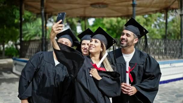 Gruppo Studenti Laureati Possesso Diploma Con Videochiamata Campus Universitario — Video Stock