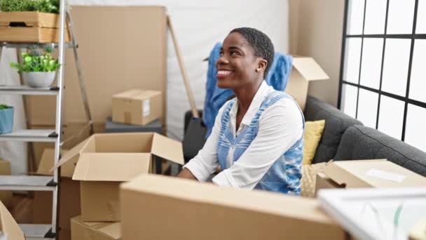 Africano Americano Mulher Sorrindo Confiante Sentado Sofá Nova Casa — Vídeo de Stock