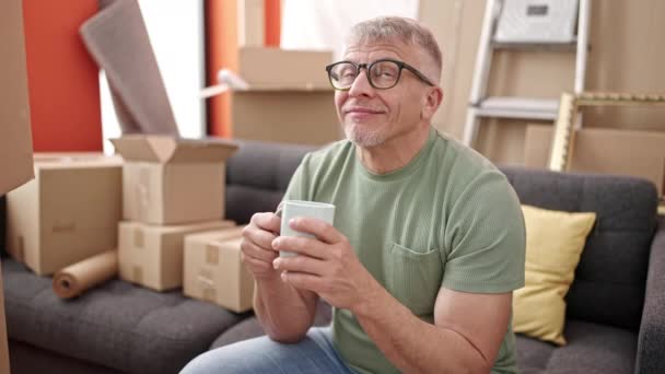 Średniego Wieku Siwowłosy Mężczyzna Uśmiechnięty Pewny Siebie Pijący Kawę Nowym — Wideo stockowe