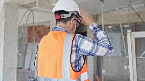 建筑工地的中年男人戴着硬礼帽 — 图库视频影像