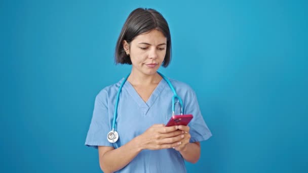 Ung Vacker Latinamerikansk Kvinna Läkare Ler Med Smartphone Över Isolerad — Stockvideo