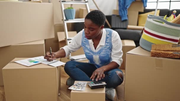 Africano Americano Mulher Contando Dólares Escrevendo Notebook Nova Casa — Vídeo de Stock