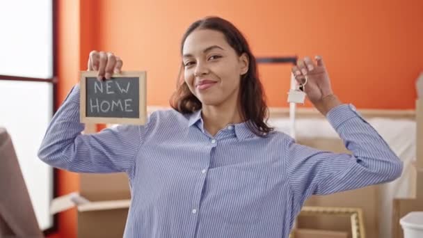 Joven Hermosa Mujer Hispana Sonriendo Confiada Sosteniendo Nuevas Llaves Casa — Vídeo de stock
