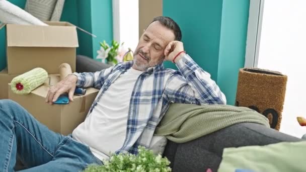 Muž Středního Věku Drží Smartphone Sedí Pohovce Spí Novém Domově — Stock video