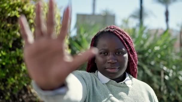 Afrikanerin Mit Geflochtenen Haaren Macht Stop Geste Mit Der Hand — Stockvideo