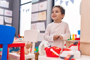 Anaokulunda süper market oyunu oynayan sevimli İspanyol çocuk.