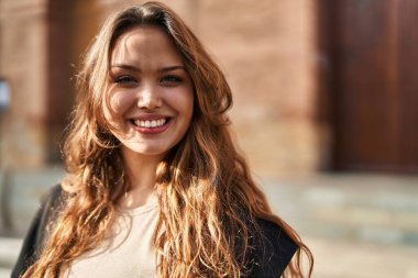 Sokakta kendine güvenen güzel İspanyol bir kadın.