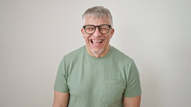 Orta yaşlı, gri saçlı, gülümseyen, kendine güvenen, gözlük takan, izole edilmiş beyaz arka plan.