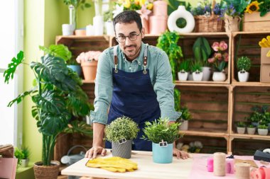 Çiçekçide kendine güvenen İspanyol bir çiçekçi.