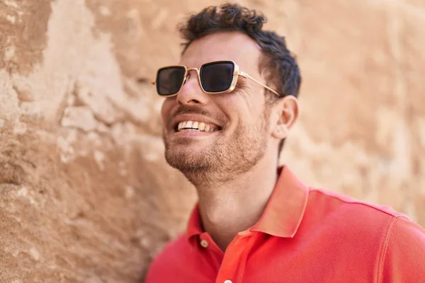 Junger Hispanischer Mann Lächelt Selbstbewusst Mit Sonnenbrille Auf Der Straße — Stockfoto