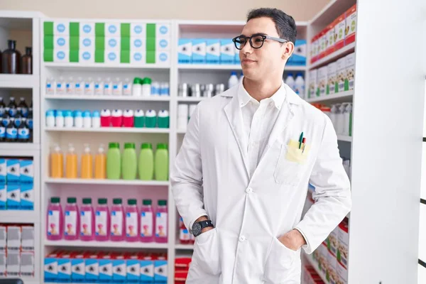 Joven Farmacéutico Hispano Sonriendo Confiado Pie Farmacia —  Fotos de Stock