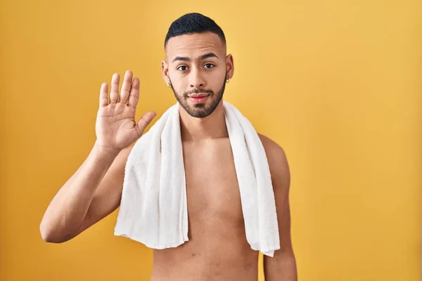 Jonge Latijns Amerikaanse Man Staat Shirtloos Met Handdoek Afzien Van — Stockfoto