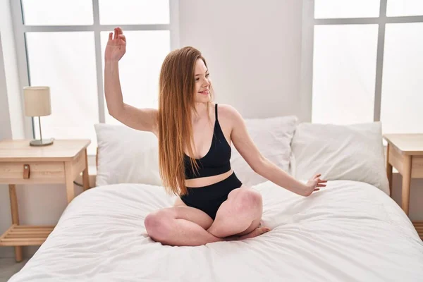 Joven Mujer Caucásica Sonriendo Confiada Sentada Cama Bailando Dormitorio — Foto de Stock