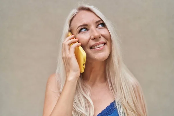 Jeune Femme Blonde Souriante Confiante Parlant Sur Smartphone Sur Fond — Photo