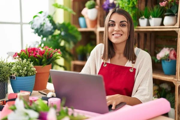 Young Beautiful Hispanic Woman Florist Smiling Confident Using Laptop Flower — 스톡 사진